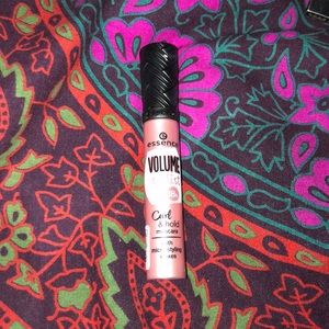 NWT Curl and Hold Volume Stylist Essence Mascara